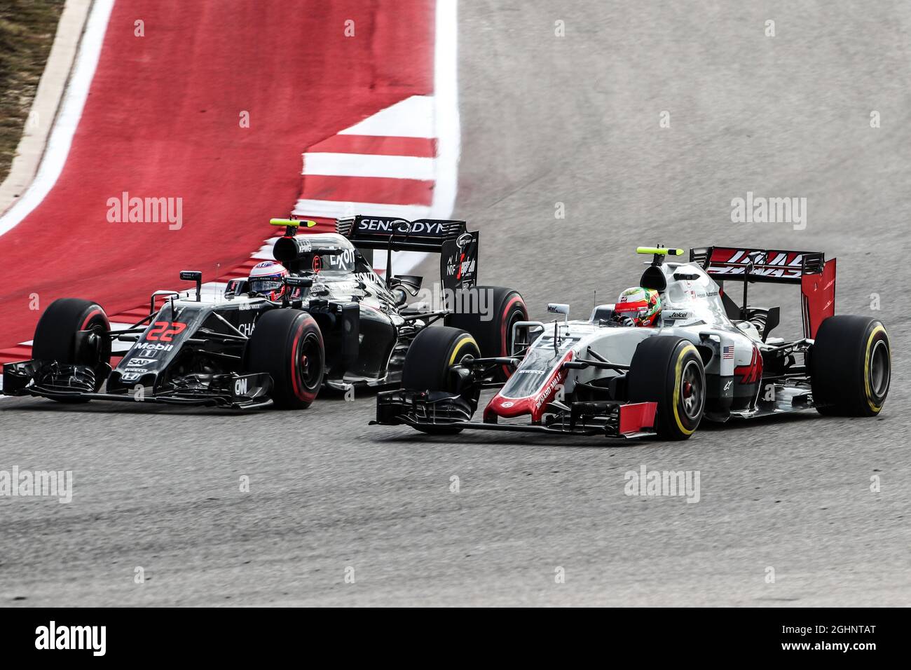 Esteban Gutierrez (MEX) Haas F1 Team VF-16 und Jenson Button (GBR) McLaren MP4-31 kämpfen um Position. 23.10.2016. Formel-1-Weltmeisterschaft, Rd 18, großer Preis der Vereinigten Staaten, Austin, Texas, USA, Wettkampftag. Bildnachweis sollte lauten: XPB/Press Association Images. Stockfoto