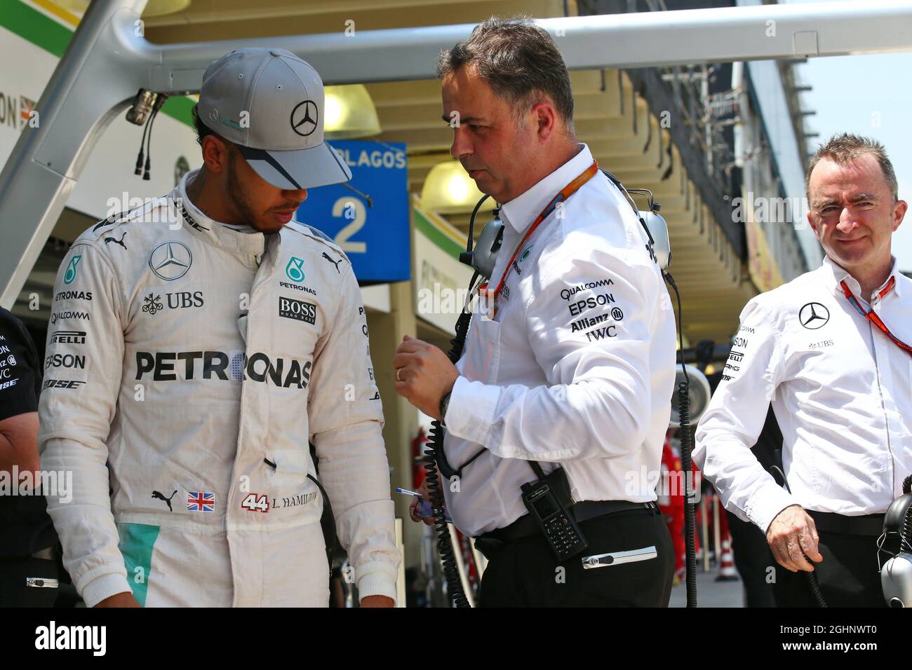 (L bis R): Lewis Hamilton (GBR) Mercedes AMG F1 mit Ron Meadows (GBR) Mercedes GP Team Manager und Paddy Lowe (GBR) Mercedes AMG F1 Executive Director (Technical). 11.11.2016. Formel-1-Weltmeisterschaft, Rd 20, Großer Preis Von Brasilien, Sao Paulo, Brasilien, Übungstag. Bildnachweis sollte lauten: XPB/Press Association Images. Stockfoto