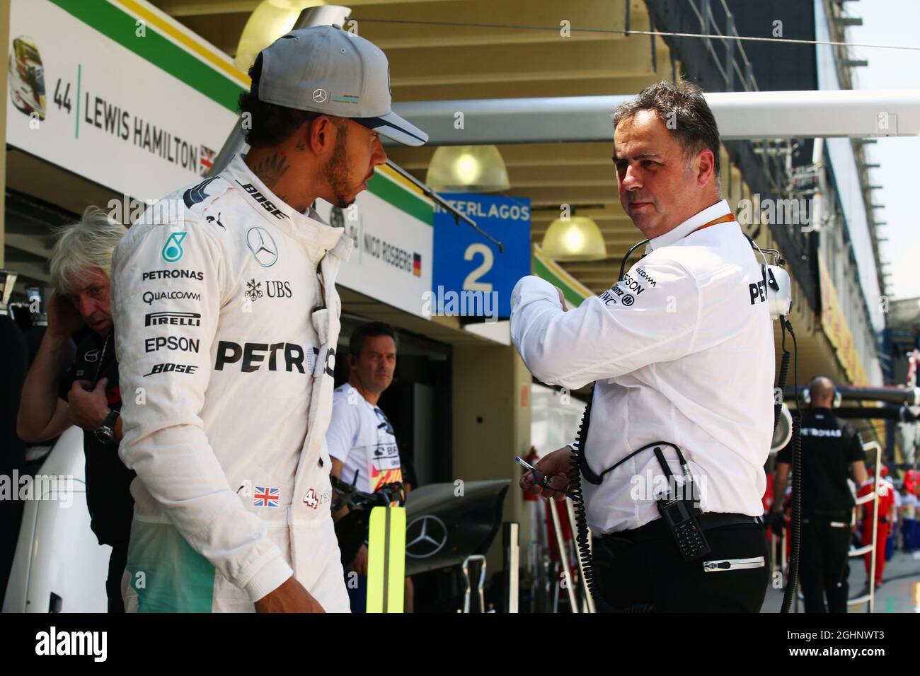 (L bis R): Lewis Hamilton (GBR) Mercedes AMG F1 mit Ron Meadows (GBR) Mercedes GP Team Manager. 11.11.2016. Formel-1-Weltmeisterschaft, Rd 20, Großer Preis Von Brasilien, Sao Paulo, Brasilien, Übungstag. Bildnachweis sollte lauten: XPB/Press Association Images. Stockfoto