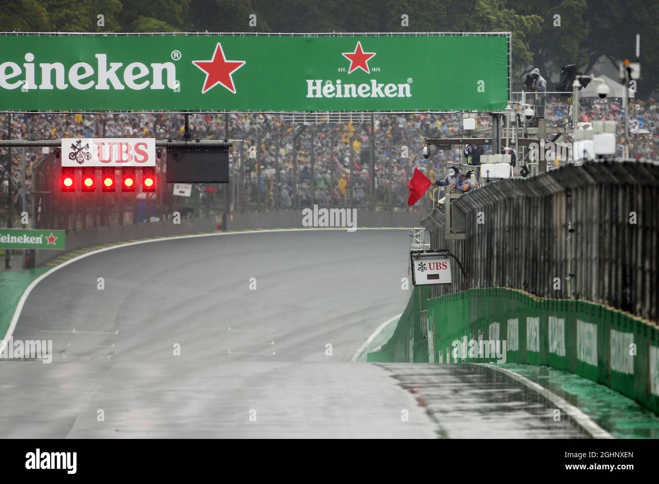 Das Rennen wird gestoppt. 13.11.2016. Formel-1-Weltmeisterschaft, Rd 20, Großer Preis Von Brasilien, Sao Paulo, Brasilien, Wettkampftag. Bildnachweis sollte lauten: XPB/Press Association Images. Stockfoto