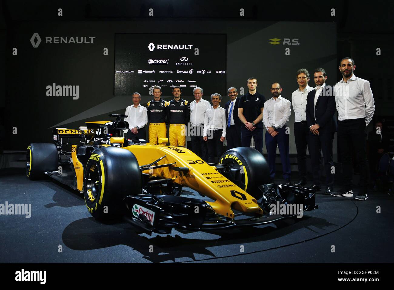 (L bis R): Bob Bell (GBR) Renault Sport F1 Team Chief Technical Officer; Nico Hulkenberg (GER) Renault Sport F1 Team; Jolyon Palmer (GBR) Renault Sport F1 Team; Jerome Stoll (FRA) Renault Sport F1 President; Alain Prost (FRA); Mandhir Singh, Castol COO; Sergey Sirotkin (RUS) Renault Sport F1 Team Dritter Fahrer; Thierry Koskas, Executive Vice President of Sales and Marketing bei Renault, Pepijn Richter, Microsoft Director of Product Marketing, Tommaso Volpe, Infiniti Global Director of Motorsport, Cyril Abiteboul (FRA), Renault Sport F1 Managing Director, und das Renault Sport F1 Team RS17. 21.02.201 Stockfoto