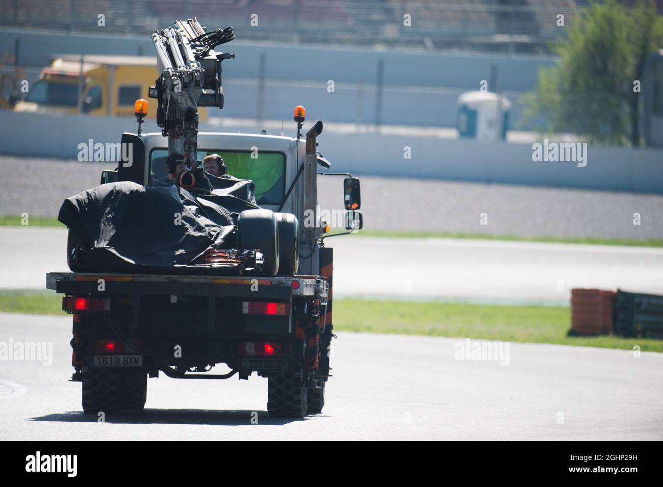 Der McLaren MCL32 von Fernando Alonso (ESP) McLaren wird in die Gruben auf der Rückseite eines Lkw zurückgeholt. 10.03.2017. Formel-1-Test, Tag Vier, Barcelona, Spanien. Freitag. Bildnachweis sollte lauten: XPB/Press Association Images. Stockfoto