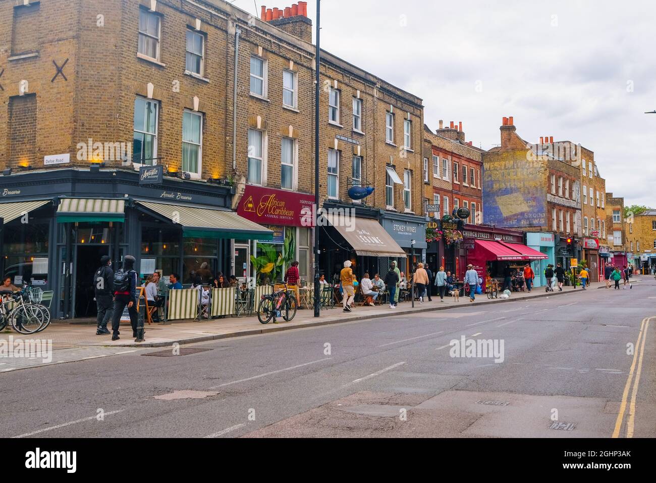 London - September 2021: Stoke Newington High Street Shops, ein trendiges Viertel im Norden Londons mit vielen unabhängigen und Cafés und Restaurants Stockfoto