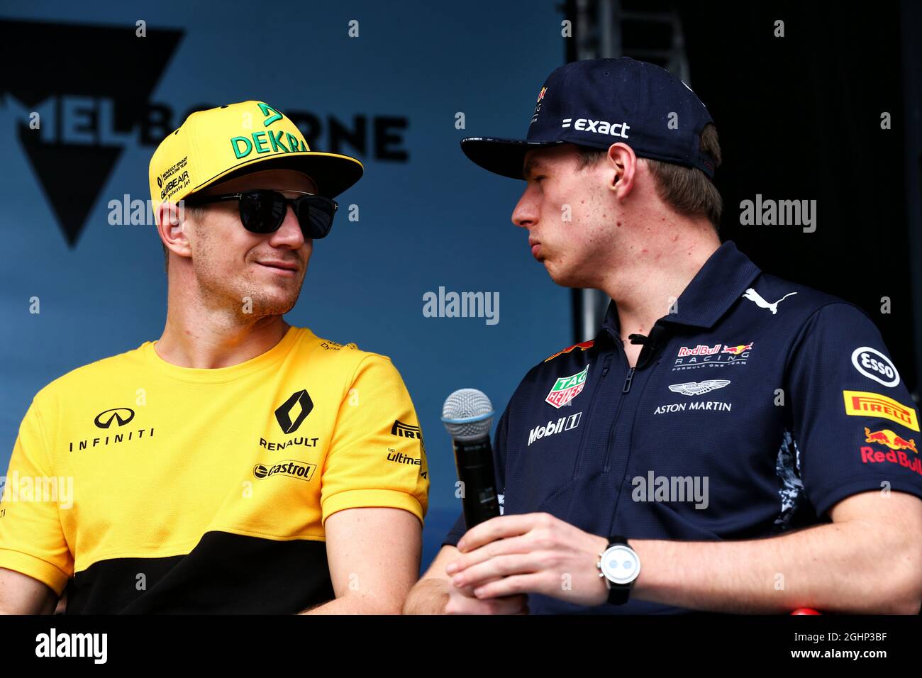 (L bis R): Nico Hulkenberg (GER) Renault Sport F1 Team mit Max Verstappen (NLD) Red Bull Racing. 26.03.2017. Formel-1-Weltmeisterschaft, Rd 1, Großer Preis Von Australien, Albert Park, Melbourne, Australien, Wettkampftag. Bildnachweis sollte lauten: XPB/Press Association Images. Stockfoto