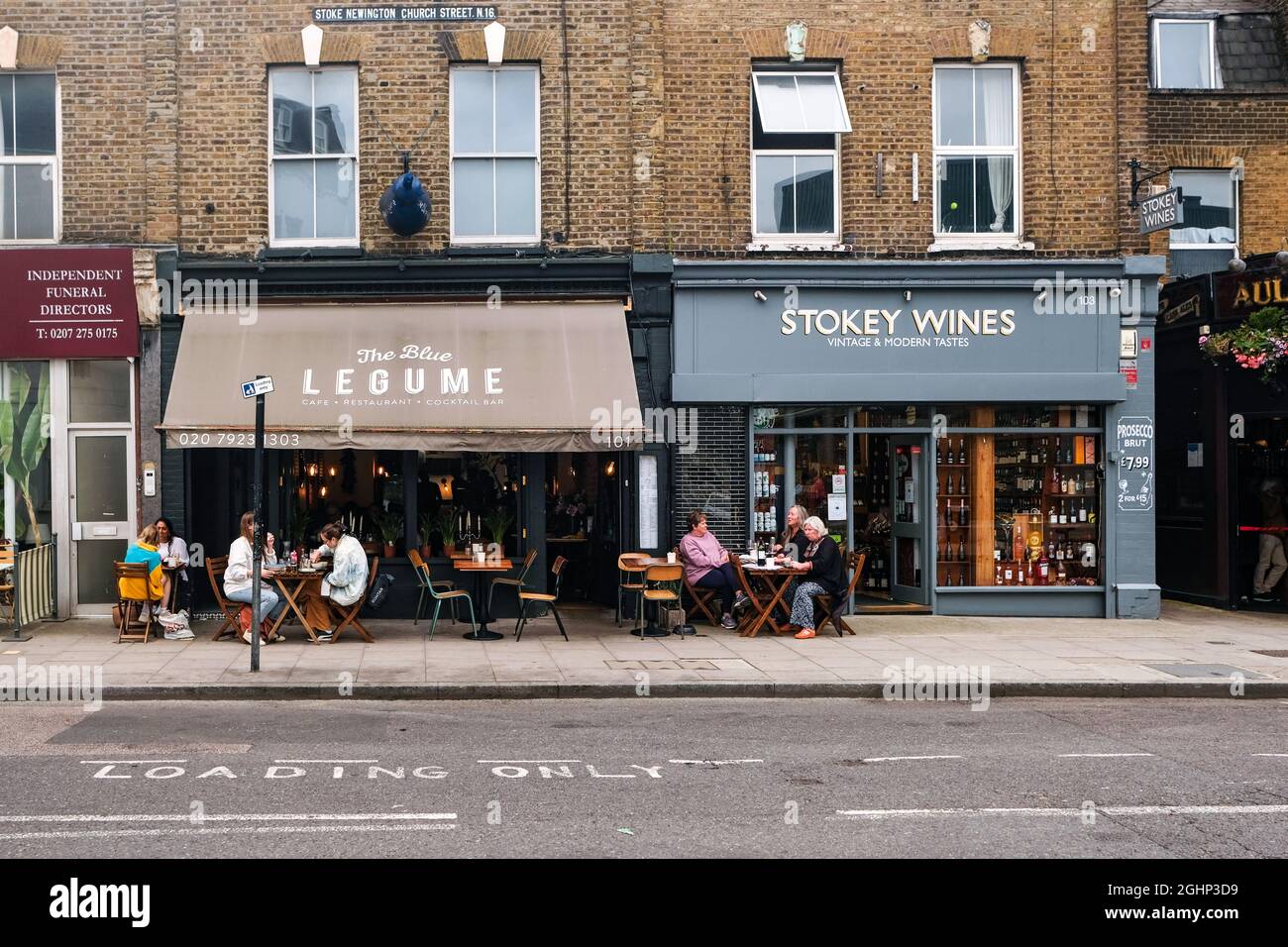London - September 2021: Stoke Newington High Street Shops, ein trendiges Viertel im Norden Londons mit vielen unabhängigen und Cafés und Restaurants Stockfoto