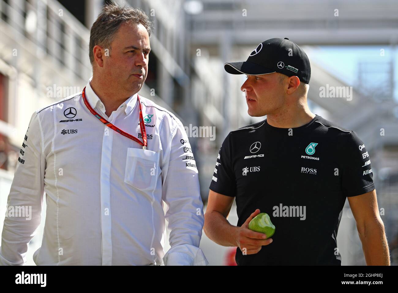 Valtteri Bottas (FIN) Mercedes AMG F1 mit Ron Meadows (GBR) Mercedes GP Team Manager. 12.05.2017. Formel 1 Weltmeisterschaft, Rd 5, Großer Preis Von Spanien, Barcelona, Spanien, Übungstag. Bildnachweis sollte lauten: XPB/Press Association Images. Stockfoto