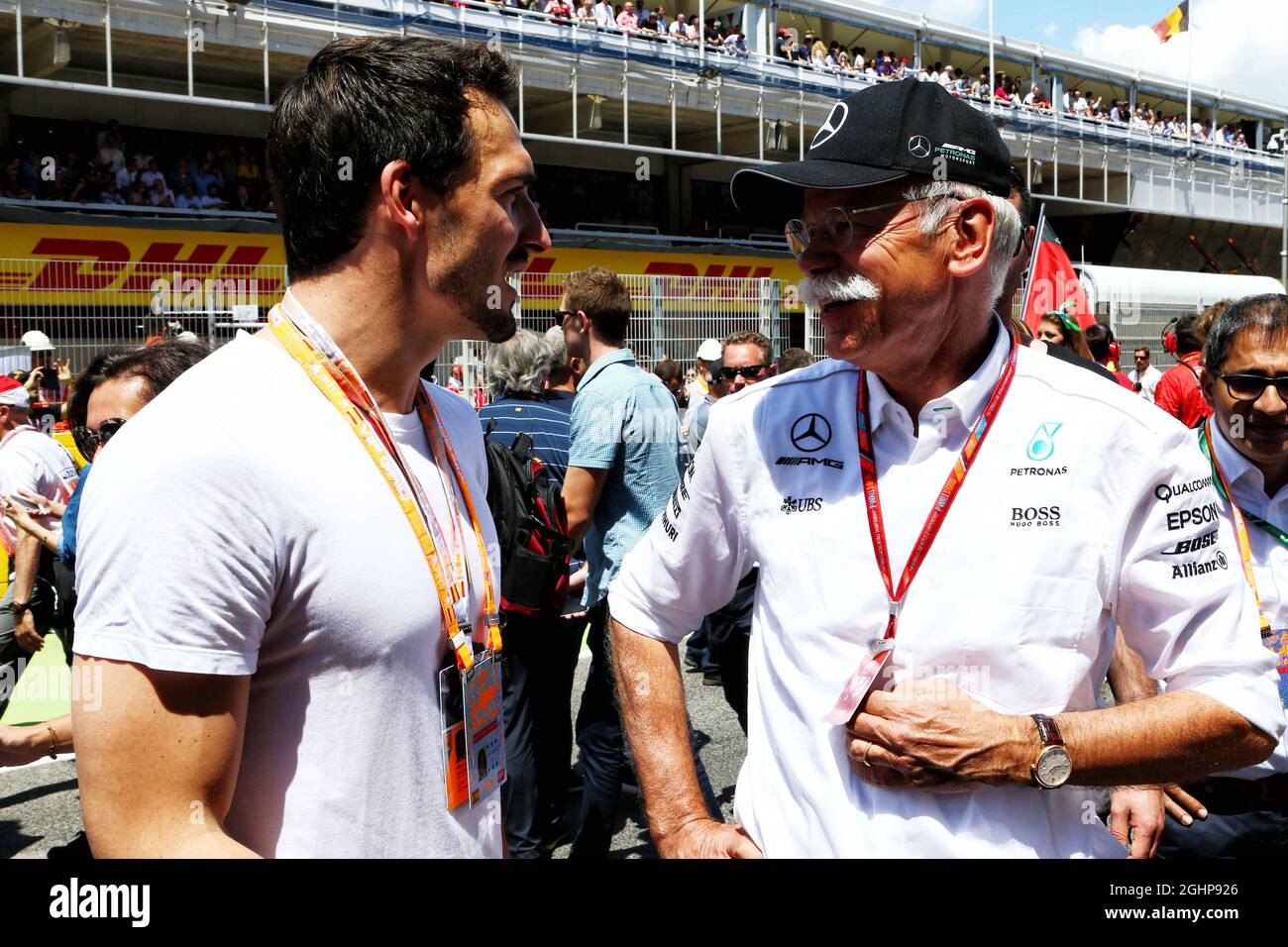 (L bis R): Mats Hummels (GER) Fußballspieler mit Dr. Dieter Zetsche (GER) CEO der Daimler AG am Start. 14.05.2017. Formel 1 Weltmeisterschaft, Rd 5, Großer Preis Von Spanien, Barcelona, Spanien, Wettkampftag. Bildnachweis sollte lauten: XPB/Press Association Images. Stockfoto