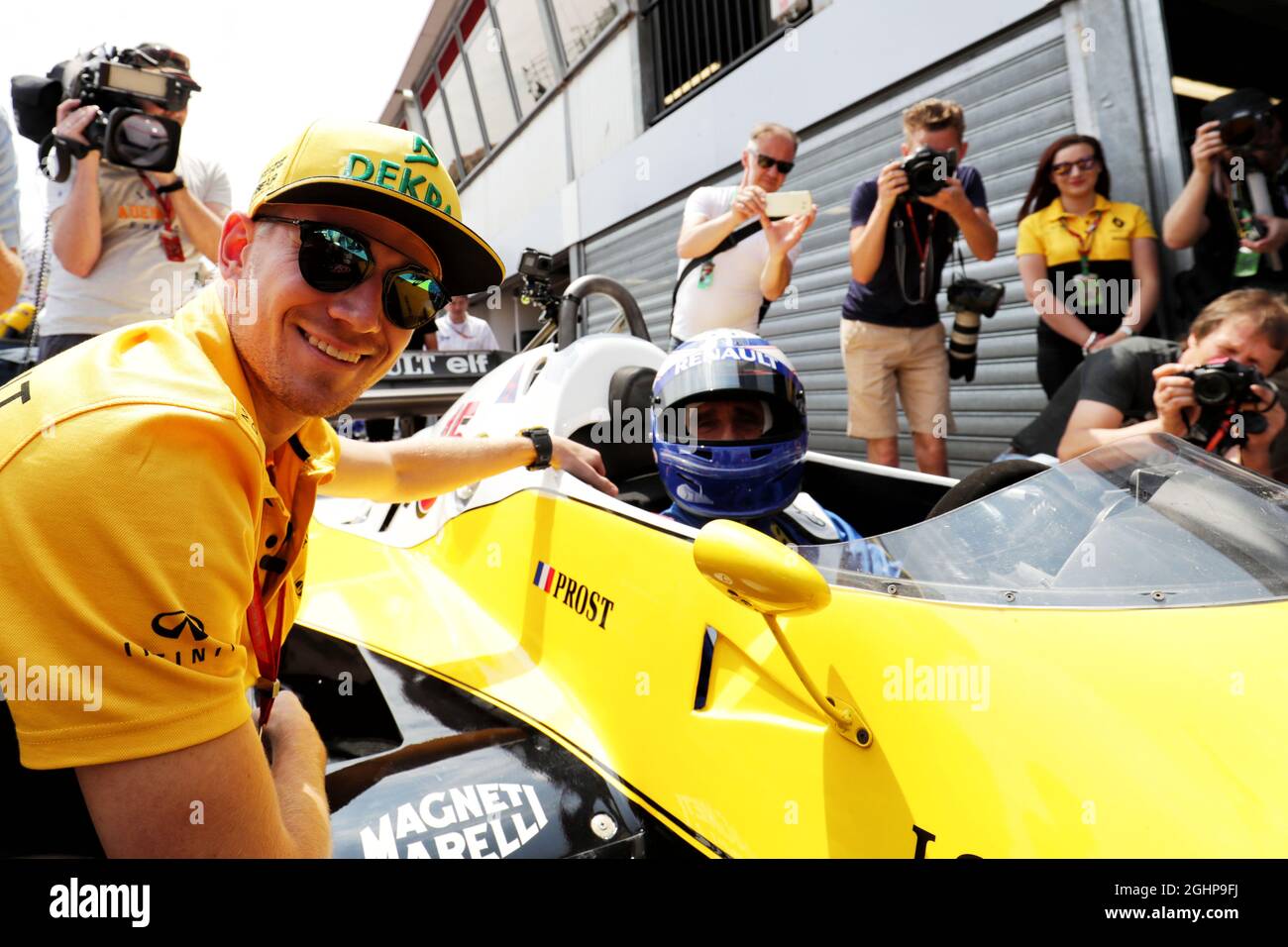 Alain Prost (FRA) Renault Sport F1 Team Special Advisor im Renault RE40 mit Nico Hulkenberg (GER) Renault Sport F1 Team. 26.05.2017. Formel-1-Weltmeisterschaft, Rd 6, Großer Preis Von Monaco, Monte Carlo, Monaco, Freitag. Bildnachweis sollte lauten: XPB/Press Association Images. Stockfoto
