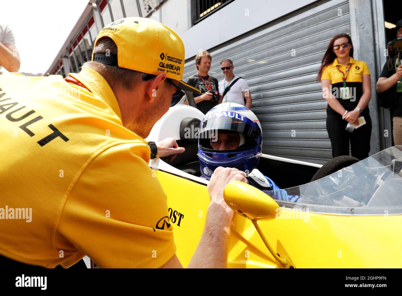 Alain Prost (FRA) Renault Sport F1 Team Special Advisor im Renault RE40 mit Nico Hulkenberg (GER) Renault Sport F1 Team. 26.05.2017. Formel-1-Weltmeisterschaft, Rd 6, Großer Preis Von Monaco, Monte Carlo, Monaco, Freitag. Bildnachweis sollte lauten: XPB/Press Association Images. Stockfoto
