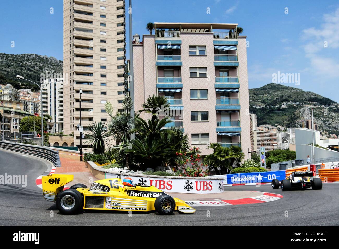 Alain Prost (FRA) der Sonderberater des Renault Sport F1 Teams im Renault RE40 führt Jean-Pierre Jabouille (FRA) im Renault RS01 an. 26.05.2017. Formel-1-Weltmeisterschaft, Rd 6, Großer Preis Von Monaco, Monte Carlo, Monaco, Freitag. Bildnachweis sollte lauten: XPB/Press Association Images. Stockfoto