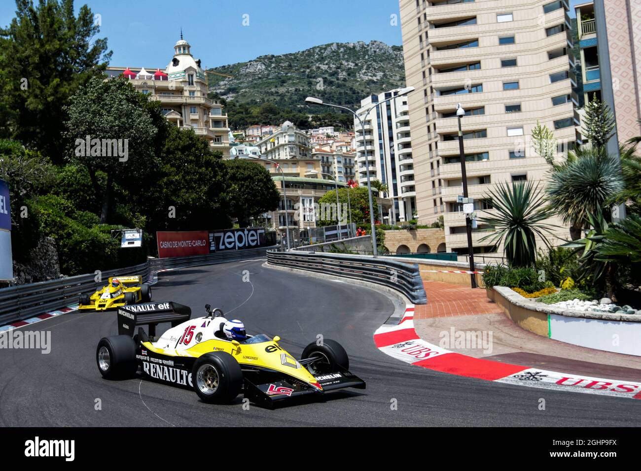 Alain Prost (FRA) der Sonderberater des Renault Sport F1 Teams im Renault RE40 führt Jean-Pierre Jabouille (FRA) im Renault RS01 an. 26.05.2017. Formel-1-Weltmeisterschaft, Rd 6, Großer Preis Von Monaco, Monte Carlo, Monaco, Freitag. Bildnachweis sollte lauten: XPB/Press Association Images. Stockfoto