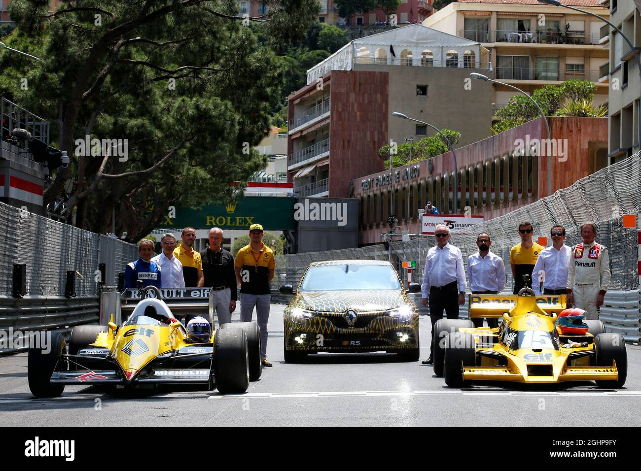 (L bis R): Alain Prost (FRA) Renault Sport F1 Team Special Advisor mit dem Renault RE40 mit Nico Hulkenberg (GER) Renault Sport F1 Team und dem Renault Megane R.S. und Jean-Pierre Jabouille (FRA) mit dem Renault RS01. 26.05.2017. Formel-1-Weltmeisterschaft, Rd 6, Großer Preis Von Monaco, Monte Carlo, Monaco, Freitag. Bildnachweis sollte lauten: XPB/Press Association Images. Stockfoto