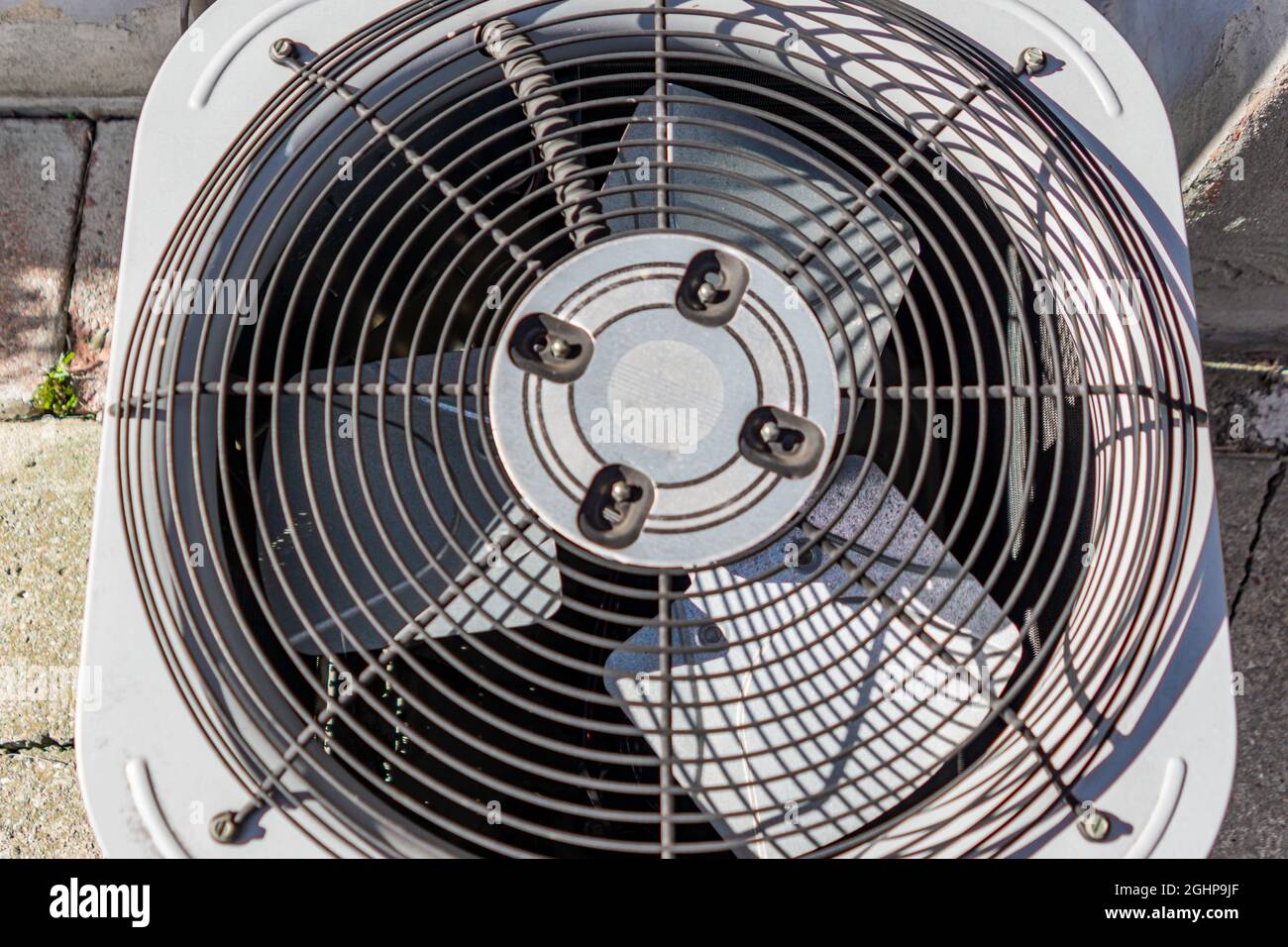 Blick auf die Oberseite eines Klimakompressor-Ventilators vor einem Haus Stockfoto Blick auf die Oberseite eines Klimakompressor-Ventilators vor einem Haus Stockfoto