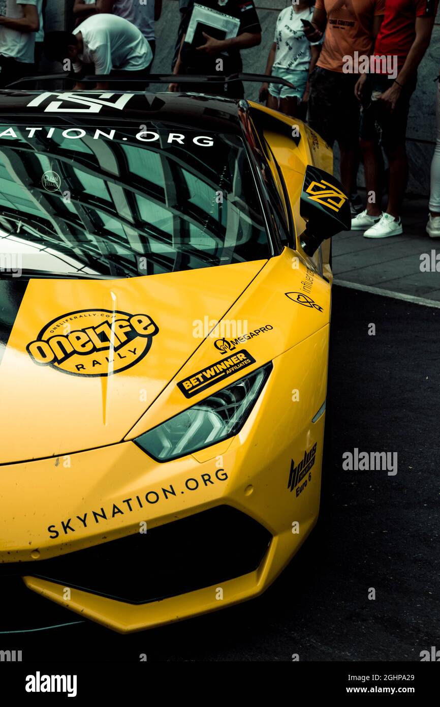 Draufsicht auf einen gelben Lamborghini-Scheinwerfer Stockfoto