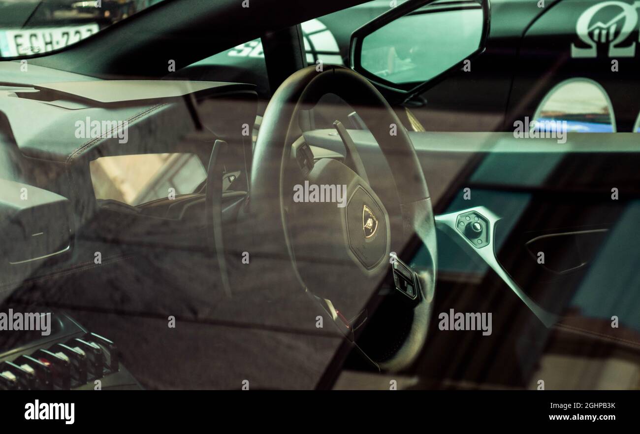 Schwarzer Lamborghini Innenraum mit Lenkrad und Spiegelung Stockfoto