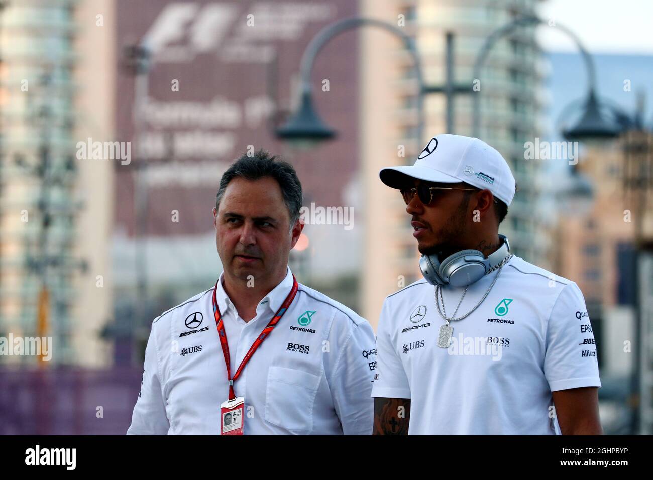 Lewis Hamilton (GBR) Mercedes AMG F1 mit Ron Meadows (GBR) Mercedes GP Team Manager. 23.06.2017. Formel-1-Weltmeisterschaft, Rd 8, Großer Preis Von Aserbaidschan, Baku Street Circuit, Aserbaidschan, Übungstag. Bildnachweis sollte lauten: XPB/Press Association Images. Stockfoto