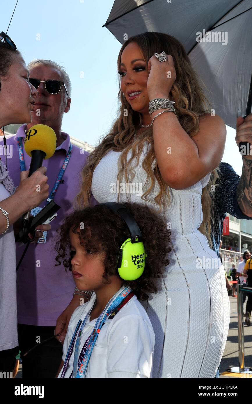 Mariah Carey (USA) Sängerin mit Jennie Gow (GBR) BBC Radio 5 Live Pitlane Reporter am Netz. 25.06.2017