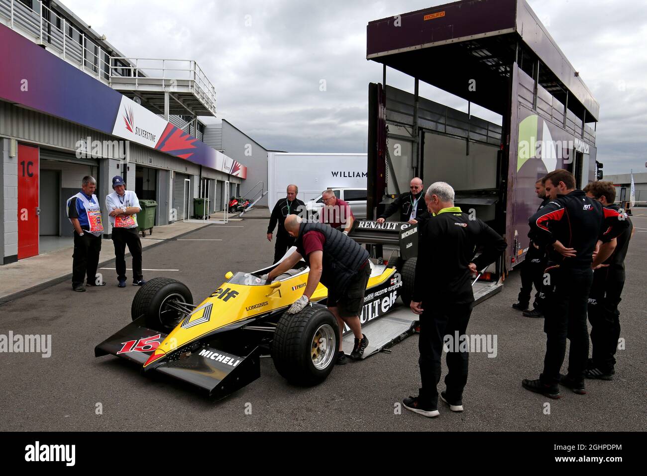 Renault F1 RE40 kommt auf die Rennstrecke. 13.07.2017. Formel-1-Weltmeisterschaft, Rd 10, Großer Preis Von Großbritannien, Silverstone, England, Tag Der Vorbereitung. Bildnachweis sollte lauten: XPB/Press Association Images. Stockfoto