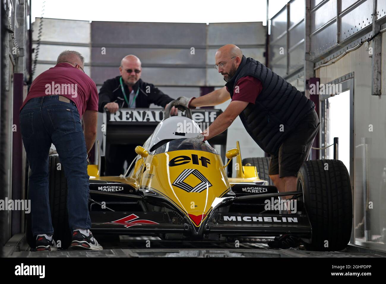 Renault F1 RE40 kommt auf die Rennstrecke. 13.07.2017. Formel-1-Weltmeisterschaft, Rd 10, Großer Preis Von Großbritannien, Silverstone, England, Tag Der Vorbereitung. Bildnachweis sollte lauten: XPB/Press Association Images. Stockfoto