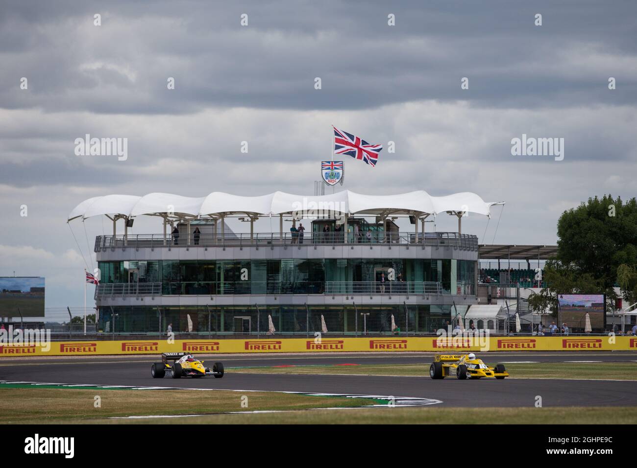 Rene Arnoux (FRA) im Renault RS01 und Frank Montangy (FRA) im Renault RE40. 14.07.2017. Formel-1-Weltmeisterschaft, Rd 10, Großer Preis Von Großbritannien, Silverstone, England, Übungstag. Bildnachweis sollte lauten: XPB/Press Association Images. Stockfoto