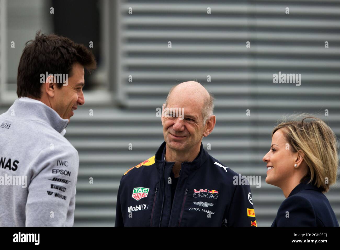 (L bis R): Toto Wolff (GER) Mercedes AMG F1 Aktionär und Executive Director mit Adrian Newey (GBR) Red Bull Racing Chief Technical Officer und Susie Wolff (GBR). 15.07.2017. Formel-1-Weltmeisterschaft, Rd 10, Großer Preis Von Großbritannien, Silverstone, England, Qualifizierender Tag. Bildnachweis sollte lauten: XPB/Press Association Images. Stockfoto