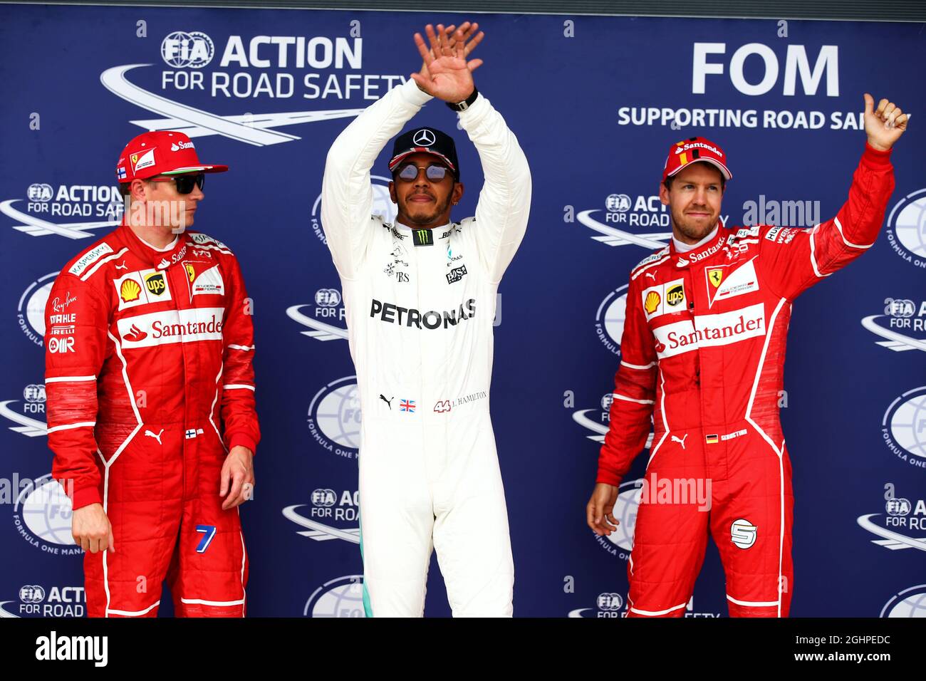 Qualifying Top 3 in Parc Ferme (L bis R): Kimi Räikkönen (FIN) Ferrari, Zweiter; Lewis Hamilton (GBR) Mercedes AMG F1, Pole Position; Sebastian Vettel (GER) Ferrari, Dritter. 15.07.2017. Formel-1-Weltmeisterschaft, Rd 10, Großer Preis Von Großbritannien, Silverstone, England, Qualifizierender Tag. Bildnachweis sollte lauten: XPB/Press Association Images. Stockfoto