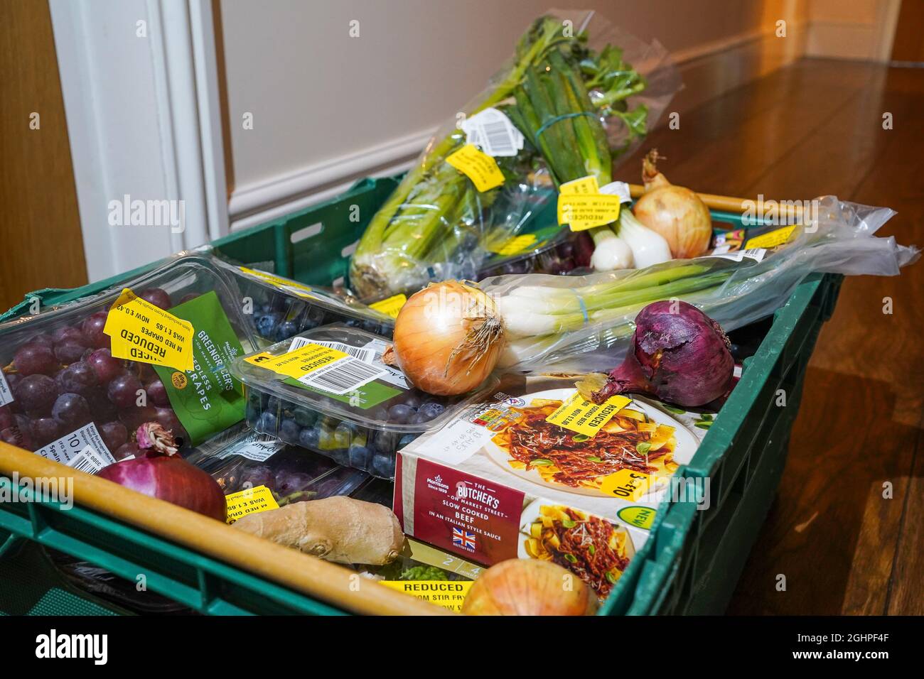 Thrifty Shopping. Geld sparen. Nahaufnahme von Lebensmitteln mit gelben, reduzierten Aufklebern. Frisches Obst nach dem Verkaufsdatum. Essen ist veraltet. Poverty UK. Stockfoto