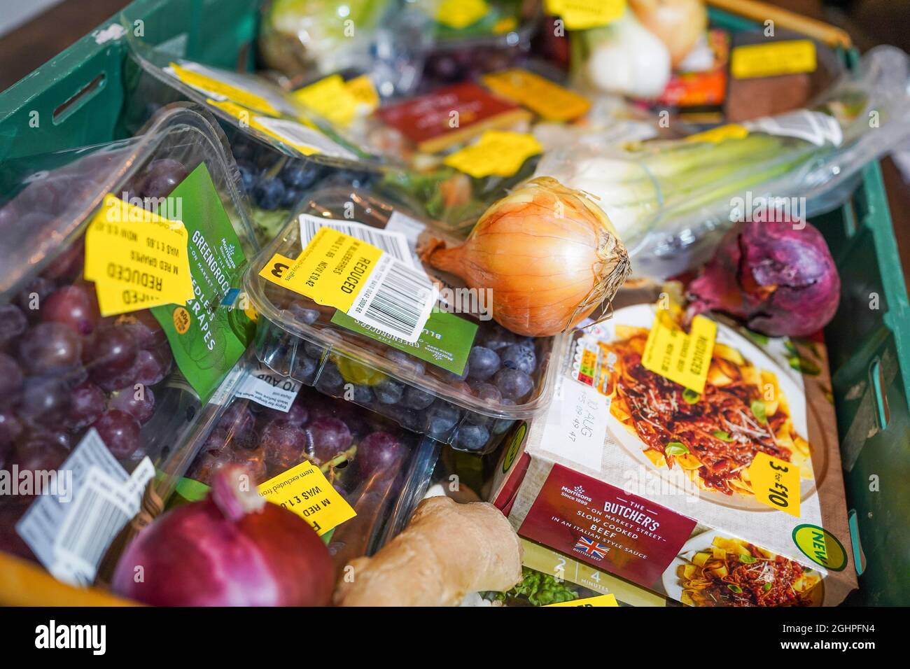 Thrifty Shopping. Geld sparen. Nahaufnahme von Lebensmitteln mit gelben, reduzierten Aufklebern. Frisches Obst nach dem Verkaufsdatum. Essen ist veraltet. Poverty UK. Stockfoto