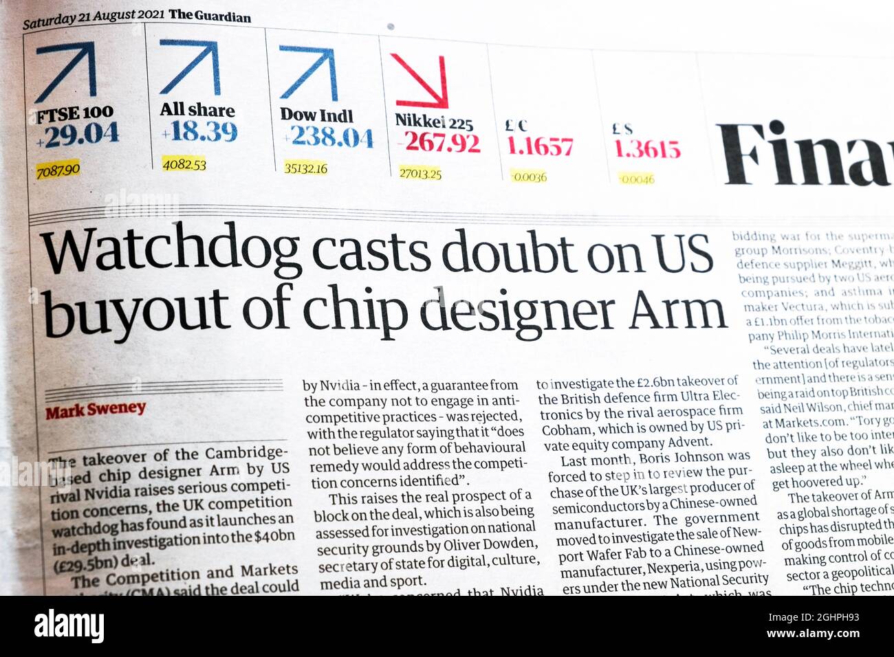 Zeitungsartikel „Watchdog wirft Zweifel über US-Übernahme des Chip-Designers Arm“ am 21. August 2021 in London, England, auf der Guardian Financial-Seite Stockfoto