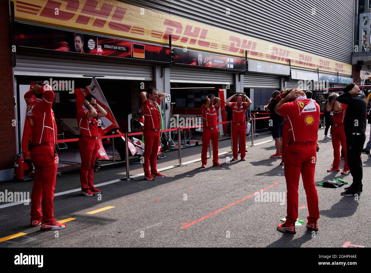 Ferrari-Mechaniker strecken sich. 27.08.2017. Formel-1-Weltmeisterschaft, Rd 12, Großer Preis Von Belgien, Spa Francorchamps, Belgien, Wettkampftag. Bildnachweis sollte lauten: XPB/Press Association Images. Stockfoto