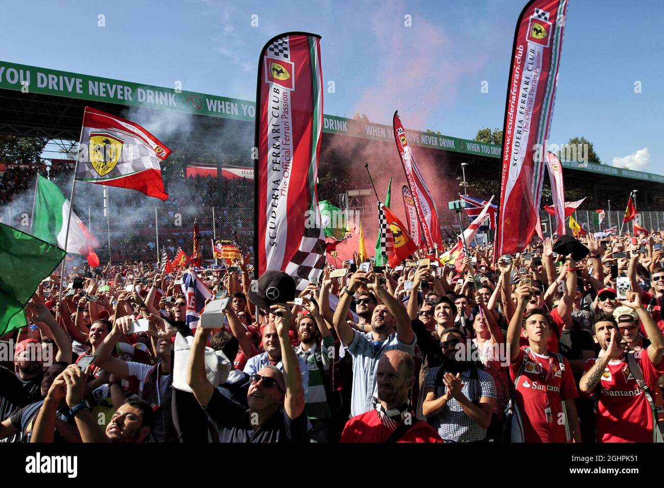 Fans auf dem Podium. 03.09.2017. Formel 1 Weltmeisterschaft, Rd 13, Großer Preis Von Italien, Monza, Italien, Wettkampftag. Bildnachweis sollte lauten: XPB/Press Association Images. Stockfoto