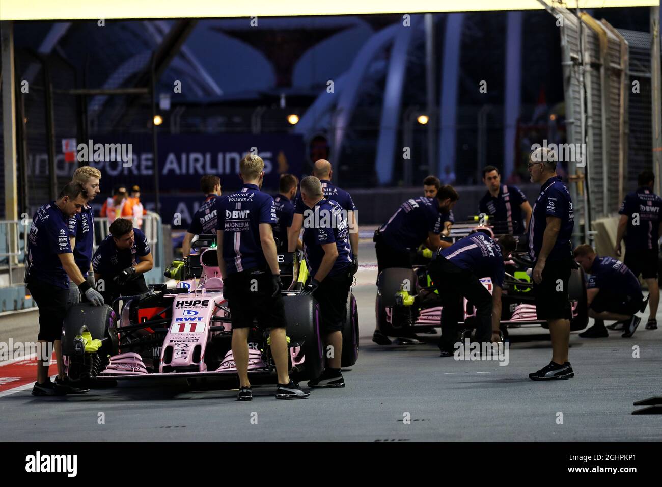 (L bis R): Sergio Perez (MEX) Sahara Force India F1 VJM10 und Esteban Ocon (FRA) Sahara Force India F1 VJM10 an der Einfahrt in die Boxengasse. 16.09.2017. Formel-1-Weltmeisterschaft, Rd 14, Großer Preis Von Singapur, Marina Bay Street Circuit, Singapur, Qualifying Day. Bildnachweis sollte lauten: XPB/Press Association Images. Stockfoto