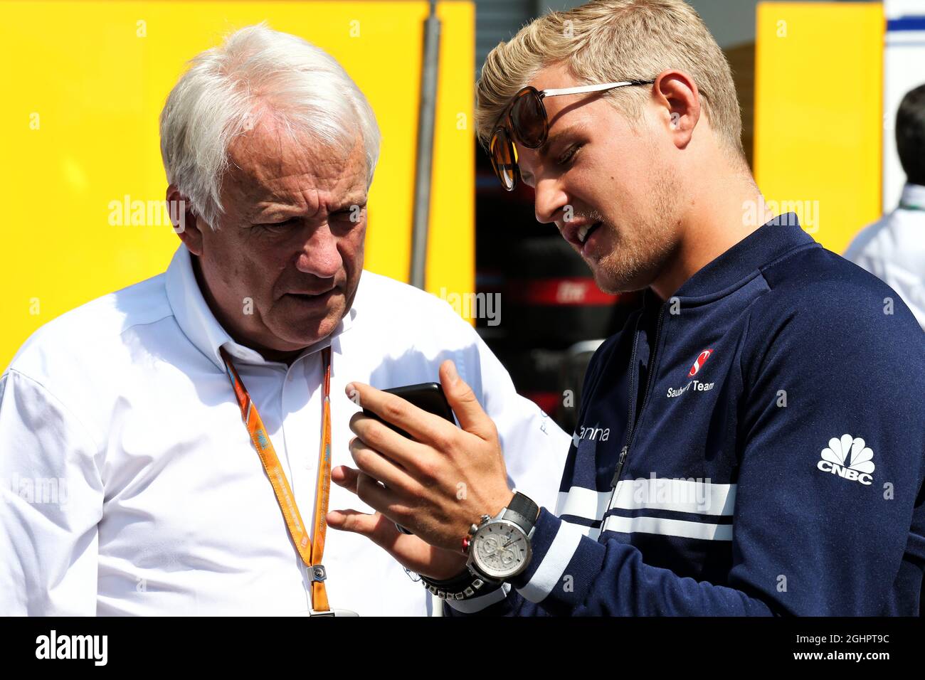 (L bis R): Charlie Whiting (GBR) FIA Delegierter mit Marcus Ericsson (SWE) sauber F1 Team. 27.10.2017. Formel-1-Weltmeisterschaft, Rd 18, Großer Preis Von Mexiko, Mexiko-Stadt, Mexiko, Übungstag. Bildnachweis sollte lauten: XPB/Press Association Images. Stockfoto