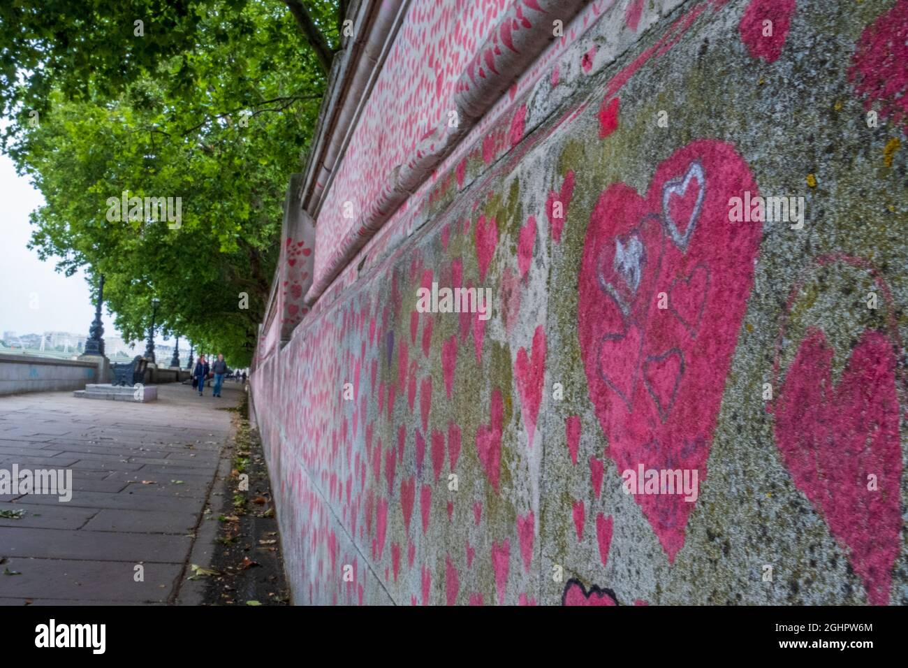 London, Vereinigtes Königreich - 30. Juli 2021: Die National Covid Memorial Wall auf der Southbank, bedeckt mit tausenden von handgezeichneten Herzen, in Erinnerung an alles li Stockfoto