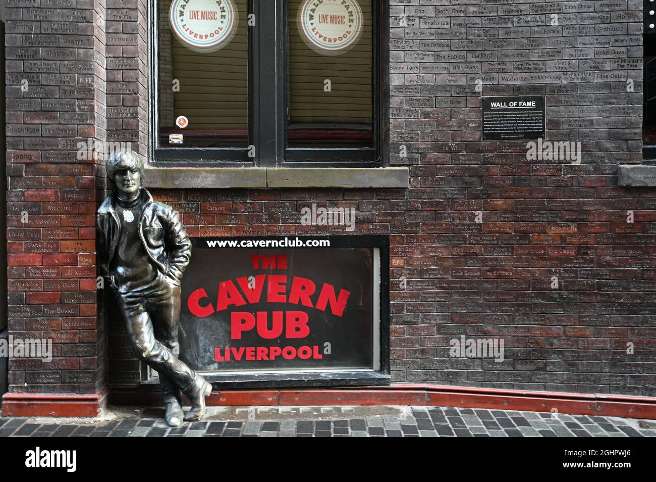 Eine Statue von John Lennon in der Mathew Street Liverpool. Stockfoto