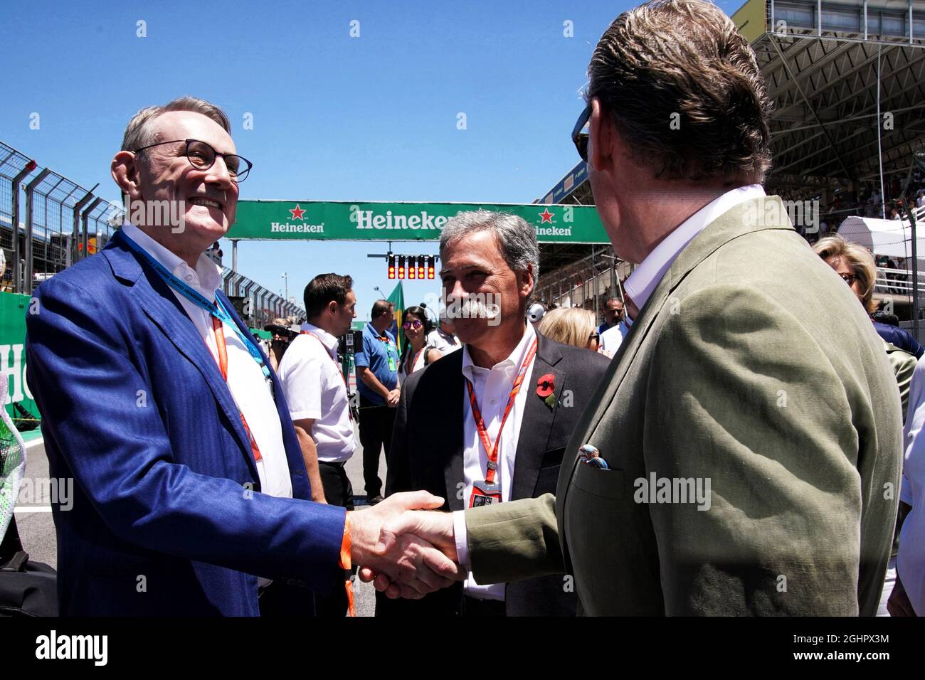 Chase Carey (USA), Vorsitzender der Formel 1-Gruppe (Center), und Sean Bratches (USA), Formel-1-Geschäftsführer, Commercial Operations (rechts), sind am Start. 12.11.2017. Formel-1-Weltmeisterschaft, Rd 19, Großer Preis Von Brasilien, Sao Paulo, Brasilien, Wettkampftag. Bildnachweis sollte lauten: XPB/Press Association Images. Stockfoto