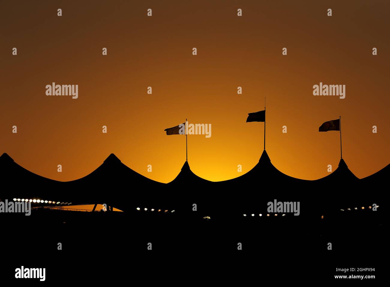 Die Sonne untergeht über der Strecke. 23.11.2017. Formel-1-Weltmeisterschaft, Rd 20, Großer Preis Von Abu Dhabi, Yas Marina Circuit, Abu Dhabi, Vorbereitungstag. Bildnachweis sollte lauten: XPB/Press Association Images. Stockfoto