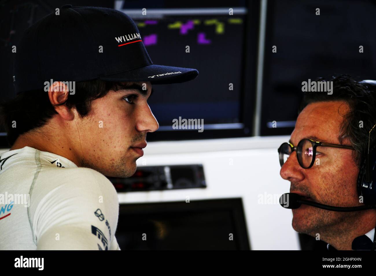 Lance Stroll (CDN) Williams mit Luca Baldisserri (ITA) Williams Race Engineer. 25.11.2017. Formel-1-Weltmeisterschaft, Rd 20, Großer Preis Von Abu Dhabi, Yas Marina Circuit, Abu Dhabi, Qualifying Day. Bildnachweis sollte lauten: XPB/Press Association Images. Stockfoto