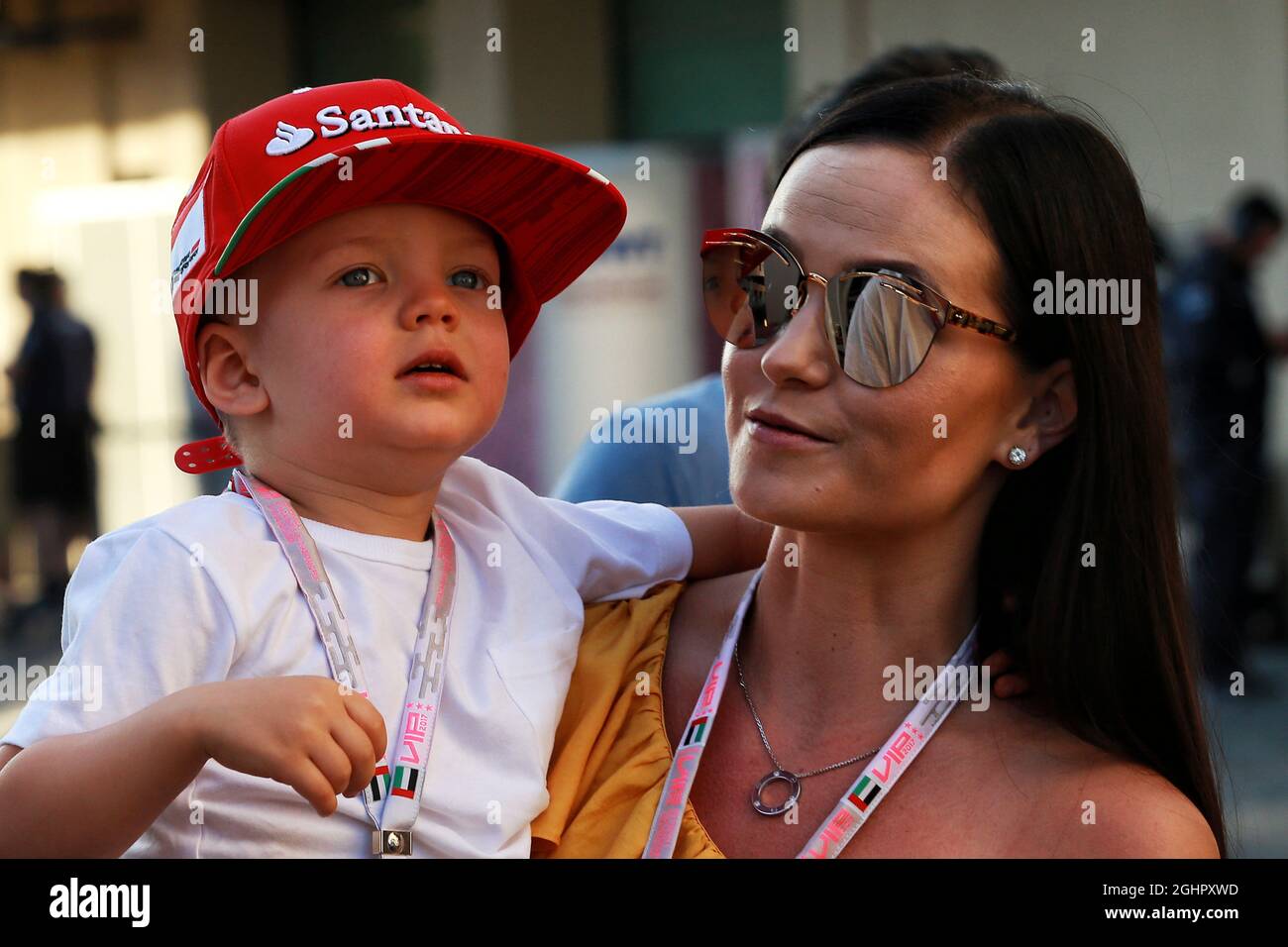 Minttu Räikkönen (FIN) mit ihrem Sohn Robin. 25.11.2017. Formel-1-Weltmeisterschaft, Rd 20, Großer Preis Von Abu Dhabi, Yas Marina Circuit, Abu Dhabi, Qualifying Day. Bildnachweis sollte lauten: XPB/Press Association Images. Stockfoto