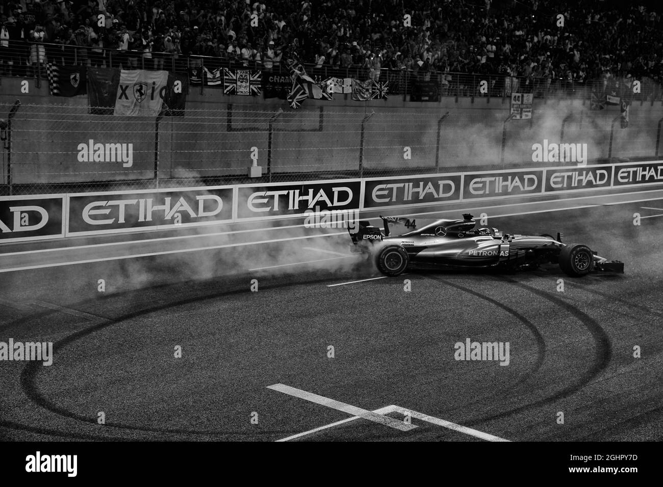 Der zweitplatzierte Lewis Hamilton (GBR) Mercedes AMG F1 W08 feiert am Ende des Rennens mit Donuts. 26.11.2017. Formel-1-Weltmeisterschaft, Rd 20, Abu Dhabi Grand Prix, Yas Marina Circuit, Abu Dhabi, Race Day. Bildnachweis sollte lauten: XPB/Press Association Images. Stockfoto
