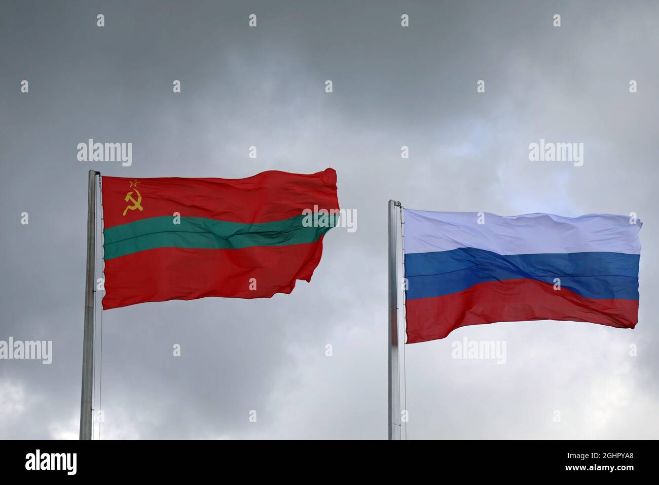 Flaggen von Transnistrien und Russland, die in Tiraspol fliegen Stockfoto