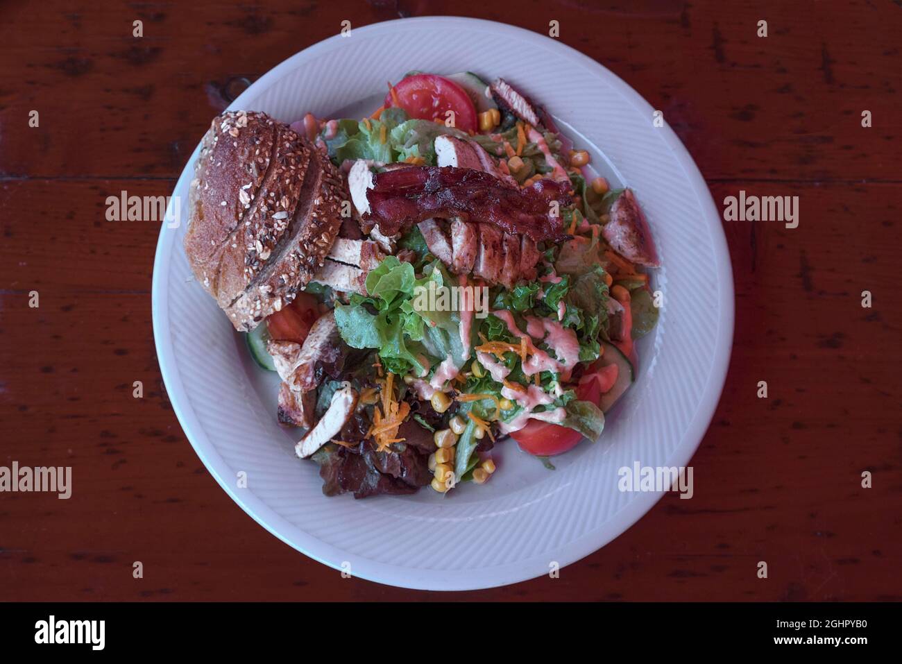 Salat mit gebratenen putenstreifen, serviert in einem Gartenrestaurant, Bayern, Deutschland Stockfoto