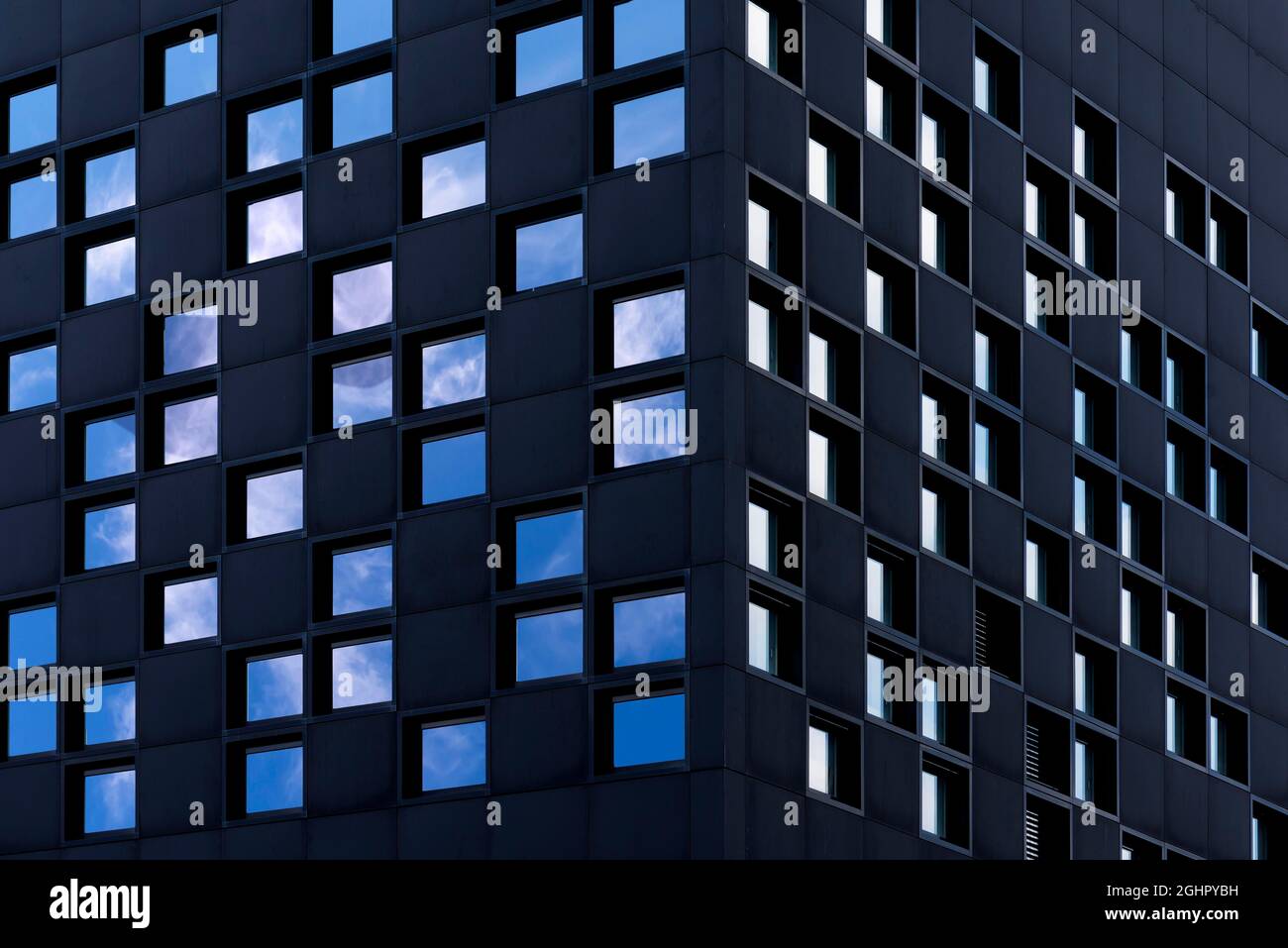 Fensterfassaden eines modernen schwarzen Bürogebäudes, Bayern, Deutschland Stockfoto