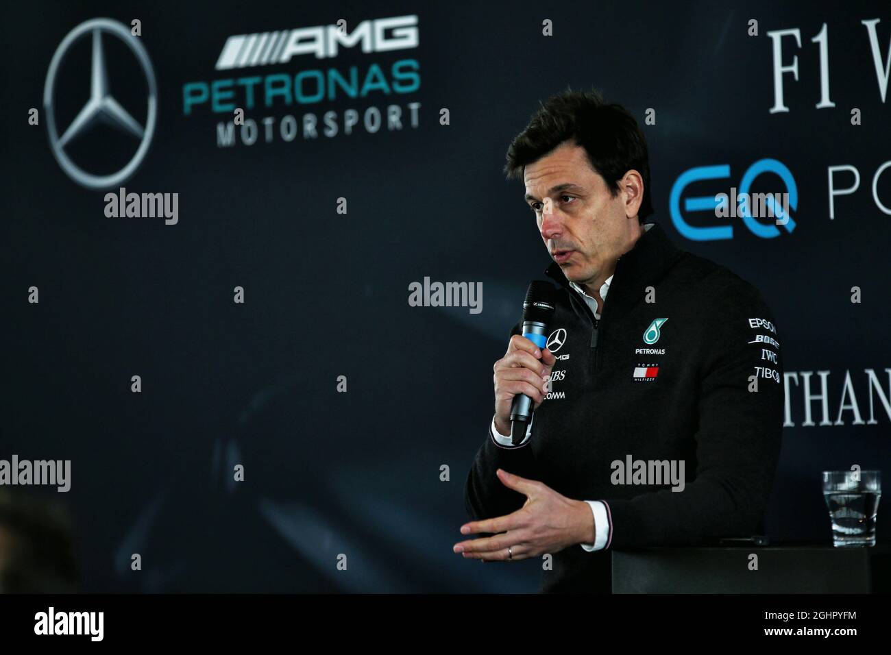 Toto Wolff (GER) Mercedes AMG F1 Aktionär und Geschäftsführer mit den Medien. 22.02.2018. Mercedes AMG F1 W09 Launch, Silverstone, England. Bildnachweis sollte lauten: XPB/Press Association Images. Stockfoto