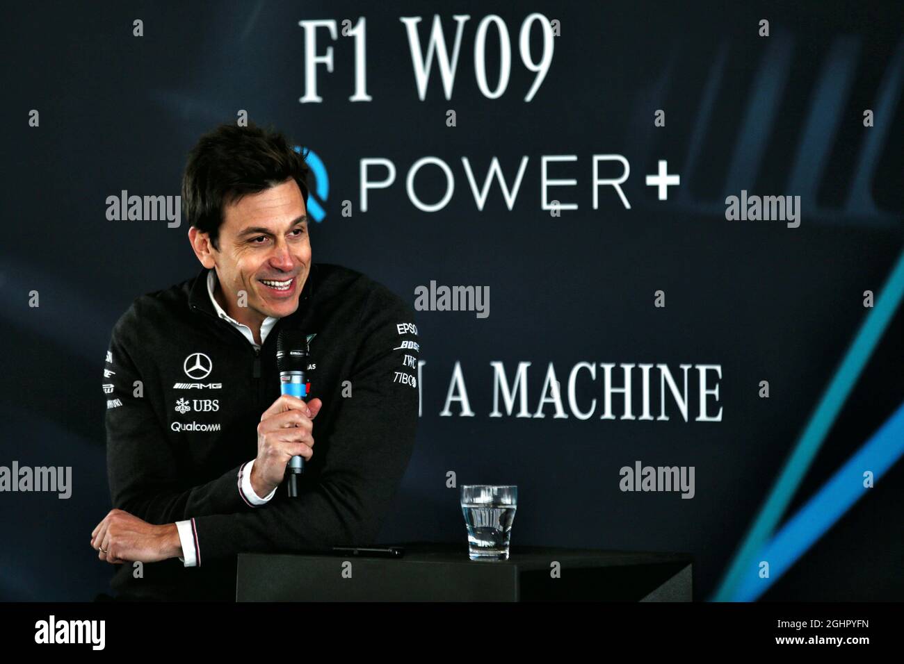 Toto Wolff (GER) Mercedes AMG F1 Aktionär und Geschäftsführer mit den Medien. 22.02.2018. Mercedes AMG F1 W09 Launch, Silverstone, England. Bildnachweis sollte lauten: XPB/Press Association Images. Stockfoto