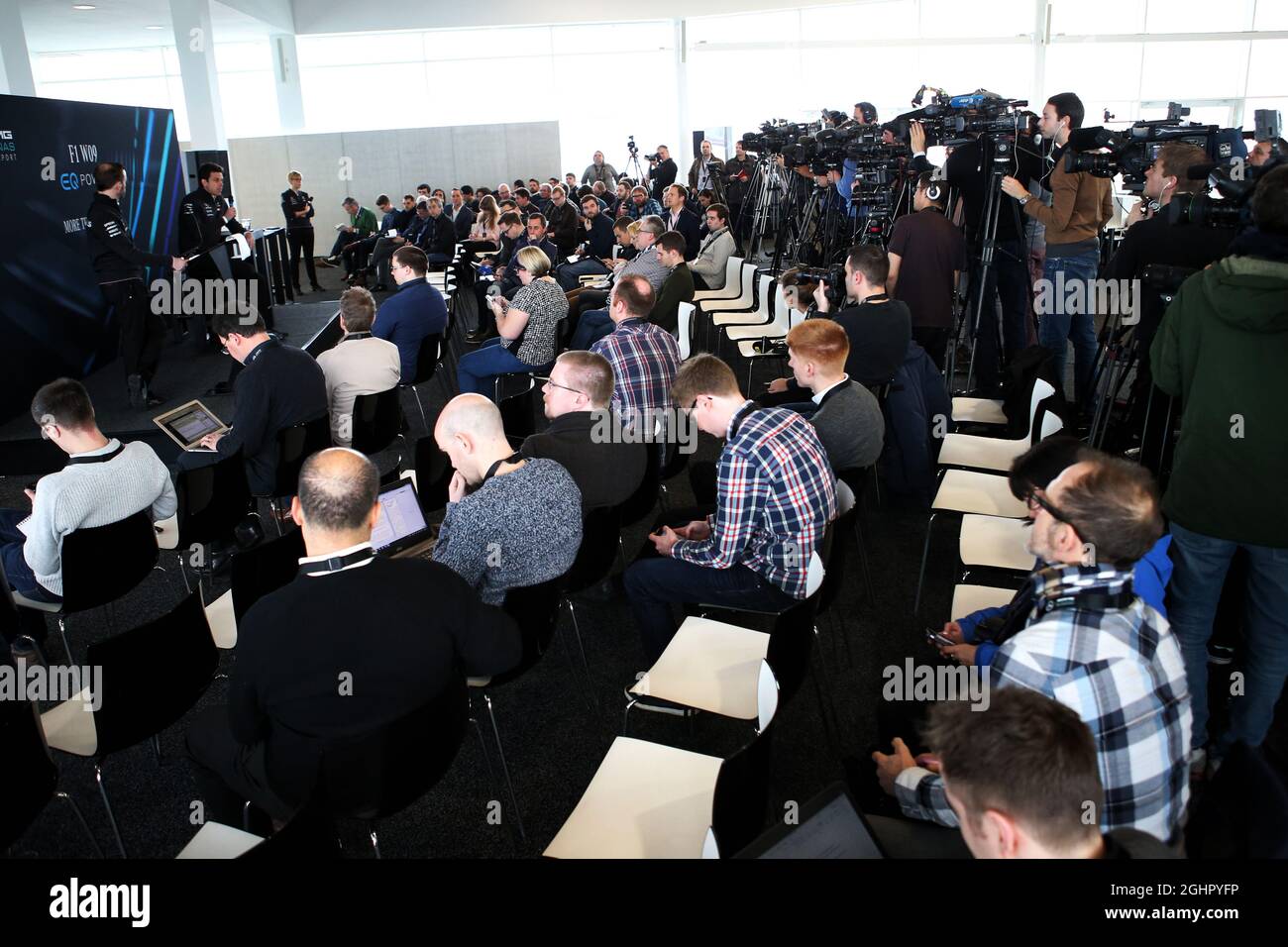 Toto Wolff (GER) Mercedes AMG F1 Aktionär und Geschäftsführer mit den Medien. 22.02.2018. Mercedes AMG F1 W09 Launch, Silverstone, England. Bildnachweis sollte lauten: XPB/Press Association Images. Stockfoto