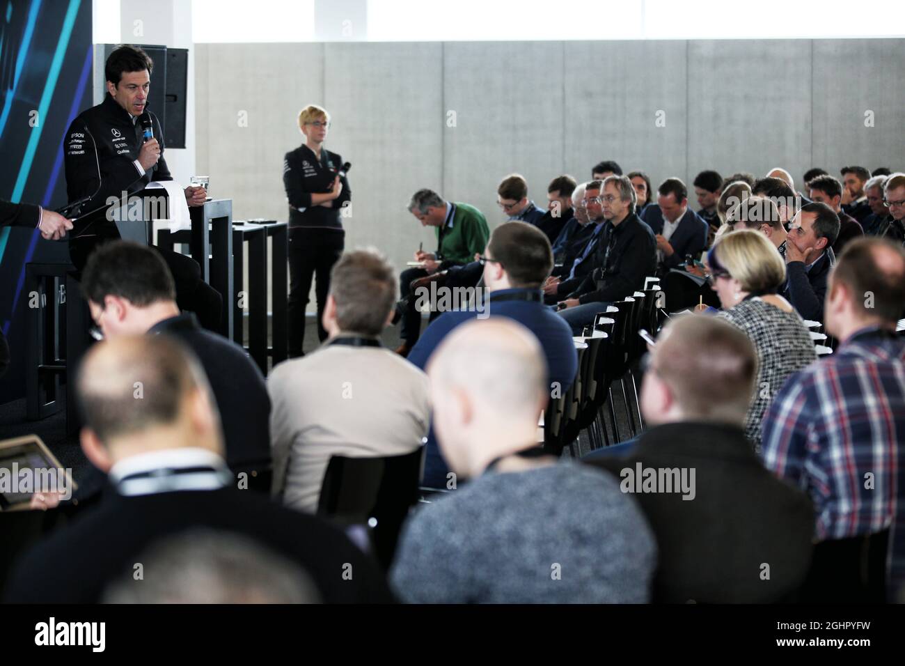 Toto Wolff (GER) Mercedes AMG F1 Aktionär und Geschäftsführer mit den Medien. 22.02.2018. Mercedes AMG F1 W09 Launch, Silverstone, England. Bildnachweis sollte lauten: XPB/Press Association Images. Stockfoto
