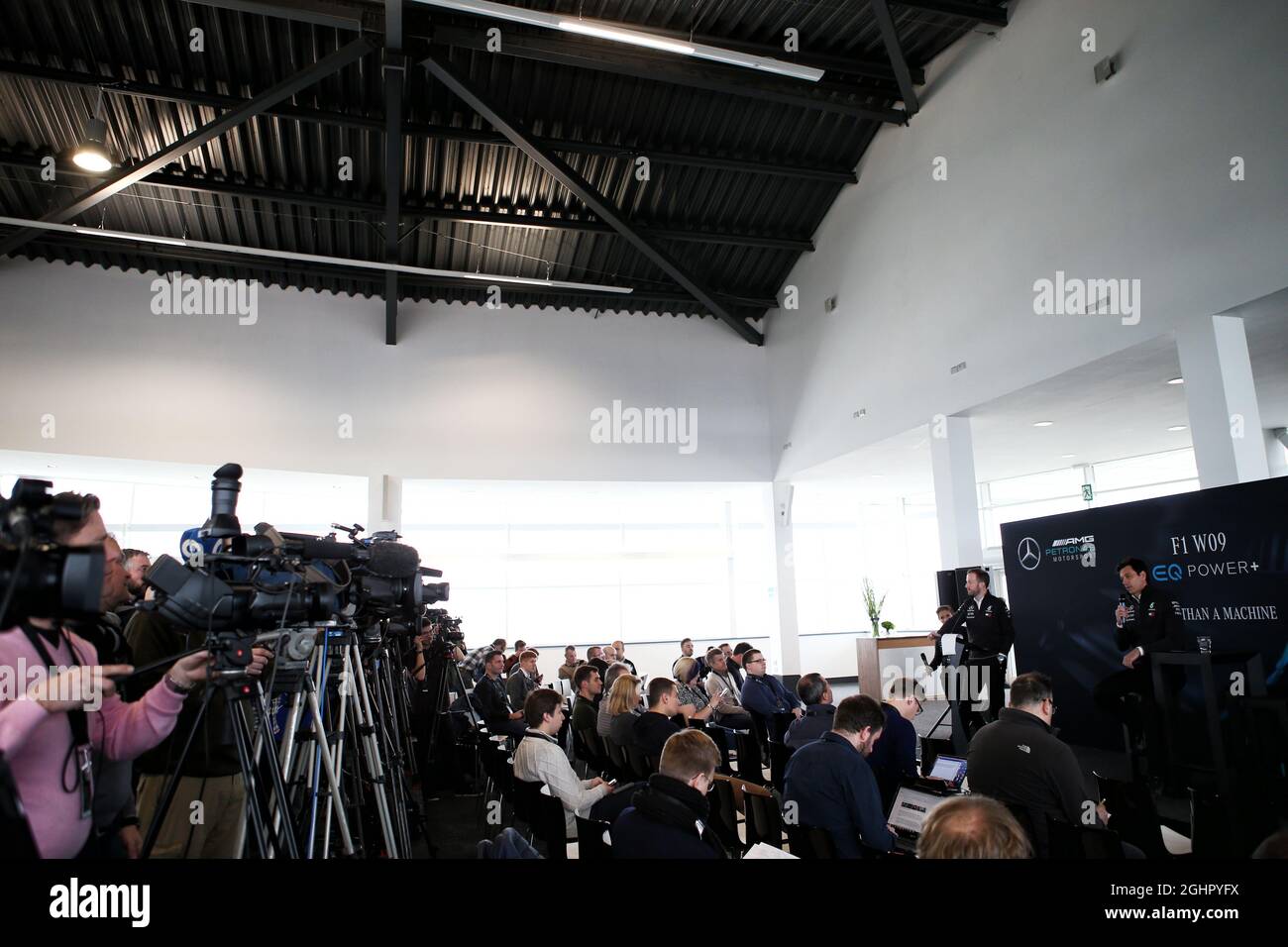 Toto Wolff (GER) Mercedes AMG F1 Aktionär und Geschäftsführer mit den Medien. 22.02.2018. Mercedes AMG F1 W09 Launch, Silverstone, England. Bildnachweis sollte lauten: XPB/Press Association Images. Stockfoto