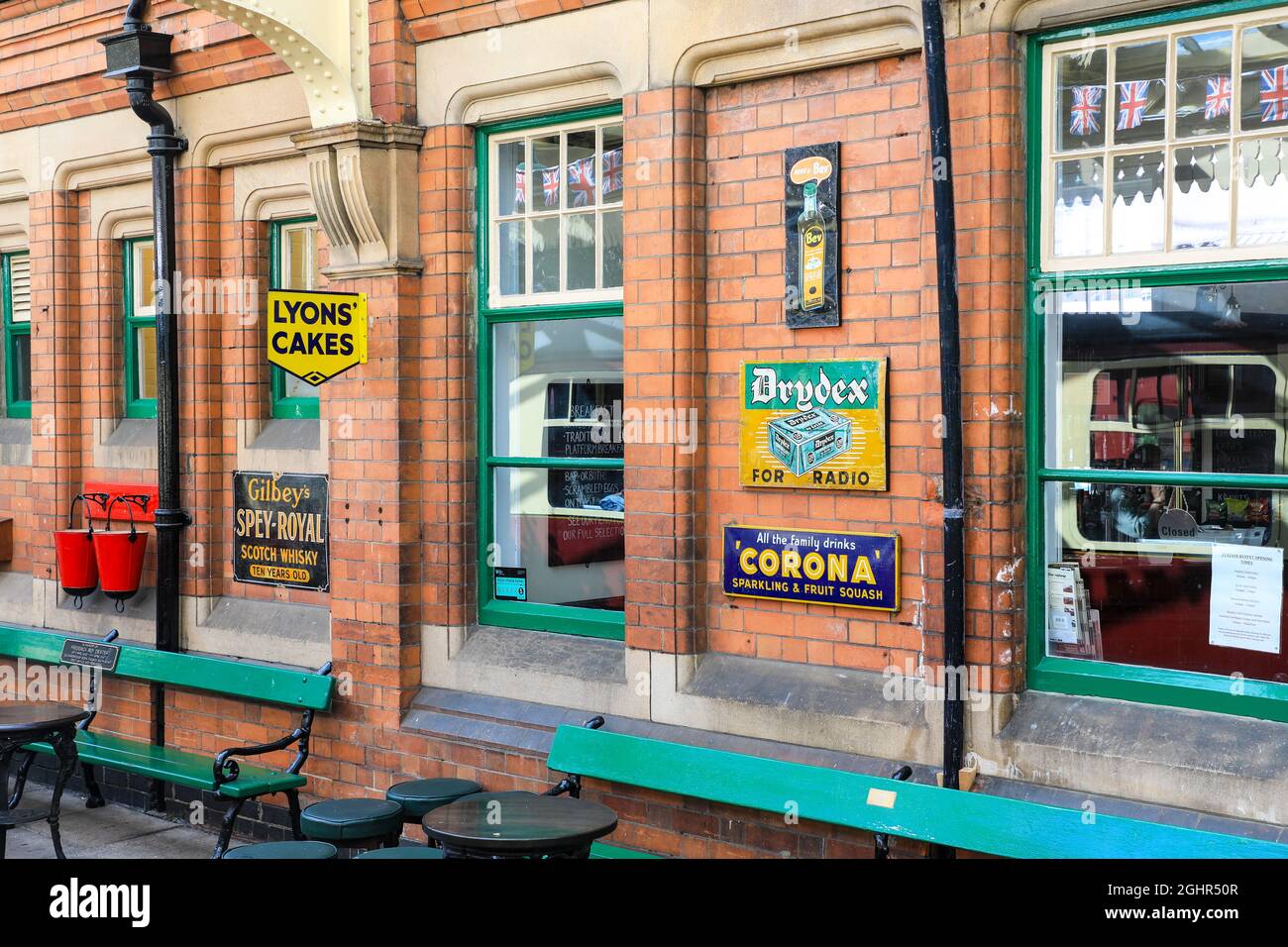 Emaille-Werbeschilder, Great Central Railway, eine historische Dampfeisenbahn, die zwischen Loughborough und Leicester, Leicestershire, England, Großbritannien, führt Stockfoto