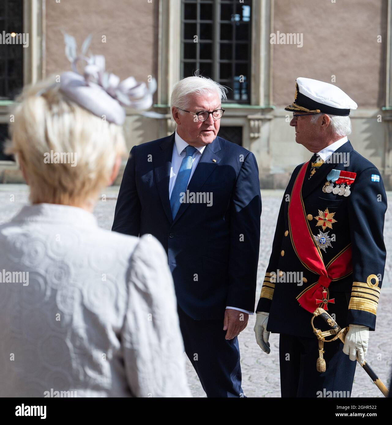 Stockholm, Schweden. September 2021. König Carl XVI. Gustaf von Schweden (r) überreicht die schwedische Delegation an Bundespräsident Frank-Walter Steinmeier im Königlichen Palast, nachdem er ihn mit militärischen Ehren empfangen hatte. Bundespräsident Steinmeier und seine Frau sind auf Einladung des schwedischen Königspaares zu einem dreitägigen Staatsbesuch in Schweden. Quelle: Bernd von Jutrczenka/dpa/Alamy Live News Stockfoto